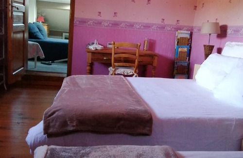 Saint-Georges-Haute-Ville Bed & Breakfast | Pretty guest room with terrace and garden