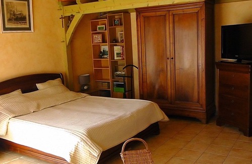 Agme Apartment | Pretty bedroom adjoining a country house