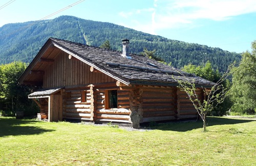 Seez Ski Chalet | Pretty chalet in a wooded garden