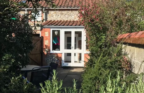 Little Walsingham Cottage | Pretty flint cottage in tranquil setting close to coast and Walsingham shrines