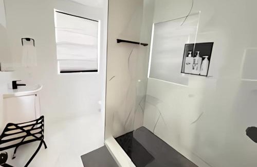 West Little Havana House | Pretty Private Room, near the Airport - Free parking - 01
