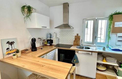 La Jetee House | Pretty "TinyHouse" beach cottage with outdoor area and secure parking