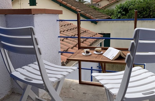 La Jetee House | Pretty "TinyHouse" beach cottage with outdoor area and secure parking