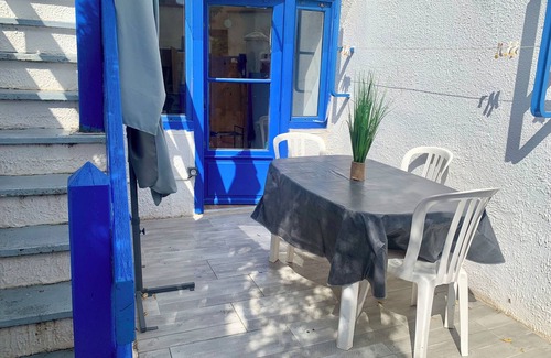 La Jetee House | Pretty "TinyHouse" beach cottage with outdoor area and secure parking