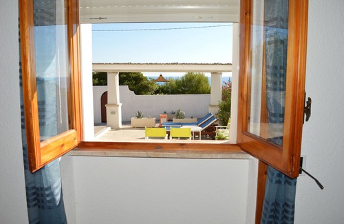 Marina di Felloniche Villa | Pretty villa a stone's throw from the sea with 6 beds, two bedrooms and two bathrooms