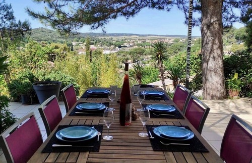 Tavel Villa | Pretty villa near Avignon and the Pont du Gard with a view of the village of Tavel