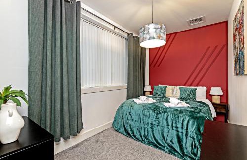 Central Milton Keynes Apartment | PRIME City Centre Location, THE JUKE BOX SUITE, Secure Gated FREE Parking Space, Unique STYLISH Apartment, Two Bathrooms