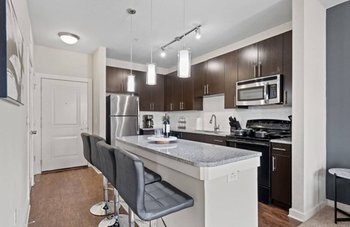 Courier City - Oscawana Apartment | Prime Downtown 1BR | Pool, Gym & FREE Parking!