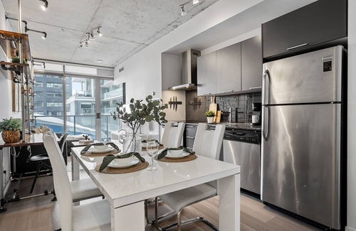 Fashion District Apartment | Prime Downtown Location | Lux King West 1 BD Unit | Near TTC, Cafes, Restaurants