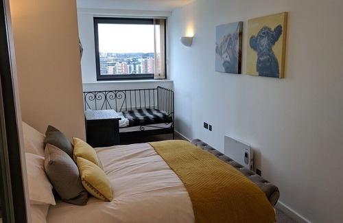 Holbeck Apartment | Prime Leeds Apartment With Balcony