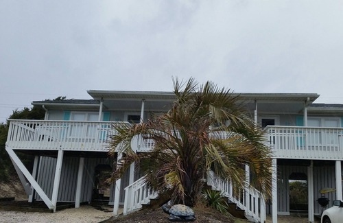 Emerald Isle Cottage | Prime Location 2nd row! Beautiful beach views from the deck!