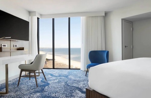 Northeast Virginia Beach Hotel | Prime Location! 4 Relaxing Units, Pool, Minutes to Virginia Beach