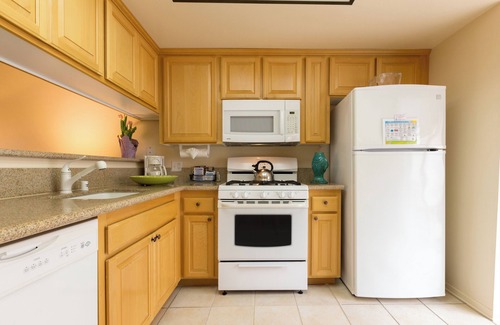 Oxnard Shores Hotel | Prime Location! Fully Equipped Kitchen, Parking Onsite!