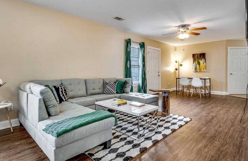 Faubourg Delassize Apartment | PRIME Location! Gated NOLA Apt! Great for Groups!