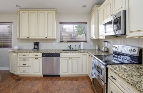 Sunset Ridge House | Prime Location, Heated Pool, Relaxing Hot Tub, Fun Game Room, Putting Green