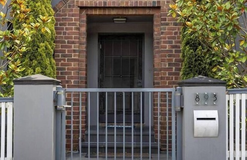 Kew House | Prime Location | Stylish 5 Bedroom House with Pool