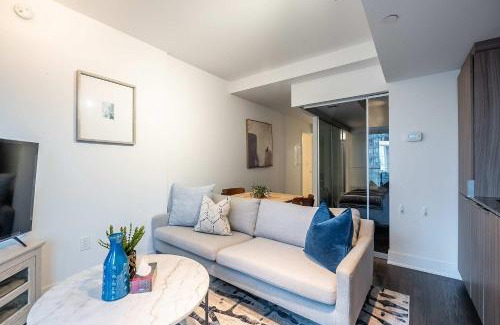 Bay Cloverhill Apartment | Prime Location Suite, Gym, Pool and Sauna