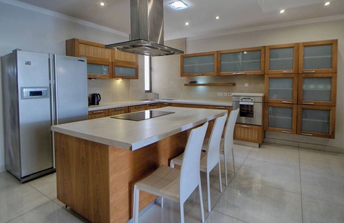 Gzira Apartment | Prime location with breathtaking sea views! Stay in style at this modern, fully furnished 4-bedroom apartment in the heart of Sliema, Malta.