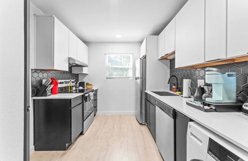 Windsor Park Apartment | Prime SoCo cute studio w/laundryWiFi, 7 Min to DT