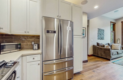 Truckee Apartment | Pristine home with lovely interior, private deck, fast WiFi - great location