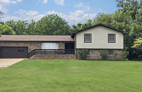 Sandusky House | Privacy of the country, just MINUTES from the city!