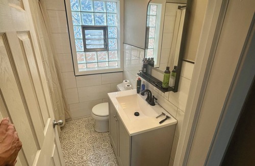 Jefferson Park Apartment | Private 1 bed/1bath w in-unit laundry in Jefferson Park!