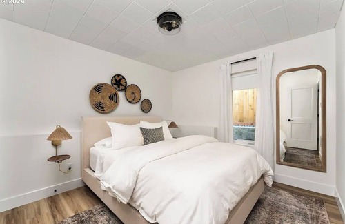 Richmond House | Private 1-bedroom Retreat in South East Portland with WiFi. Animal friendly.