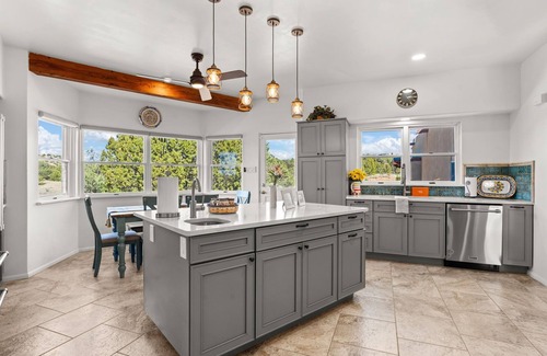 La Tierra House | Private 15 Acres | Hot Tub + Views | Close to Plaza | Monthly Rates