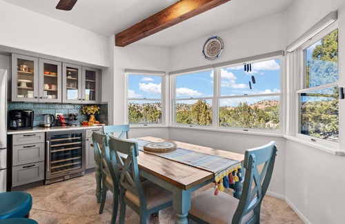 La Tierra House | Private 15 Acres | Hot Tub + Views | Close to Plaza | Monthly Rates