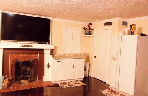Richmond Heights Apartment | PRIVATE 1ST FLOOR STUDIO/FREE WIFI & PARKING