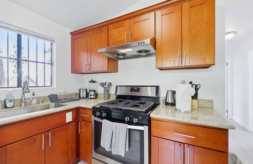 Oakland House | Private 2-Bedroom Retreat with Separate Entrance