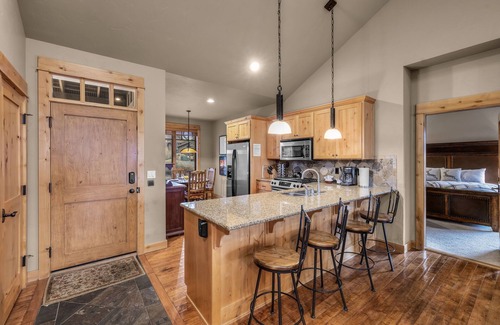Powell Butte Cabin | Private 2-King Luxury Cabin at Brasada Ranch: pools, golf, hot tubs and more!