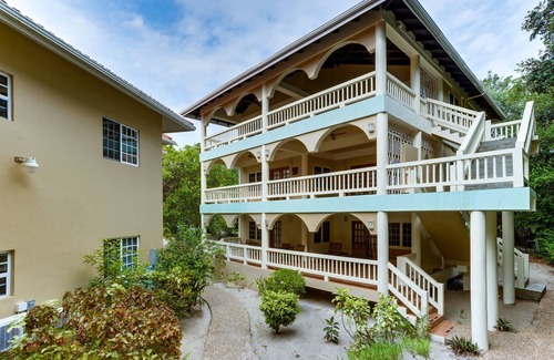 Placencia Villa | Private 2BR Villa with Shared Pool, Beach on site