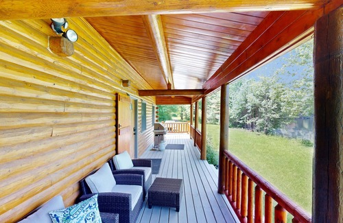 Scarborough House | Private 3BR waterfront home, hot tub, pool table, sandy beach, BBQ, w/d, wifi