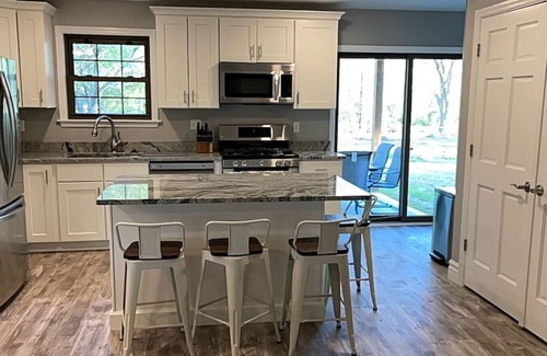Caseyville House | Private 4 Bedroom Home with a hot tub