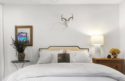 Round Top Other | Private 5-acre Retreat Perfect For Weddings, Family Reunions & Corporate Events!