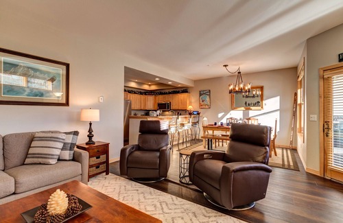 Warrior's Mark Condo | Private 6-Per Hot Tub & Private Garage - 5 Min Walk to Lifts & Town -New Remodel