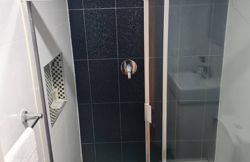 Guildford House | Private and Cosy Two Storey Guest House Near Shops/transport