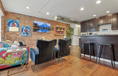 Short North House | Private Art Gallery w/FREE Parking near Conven Ctr