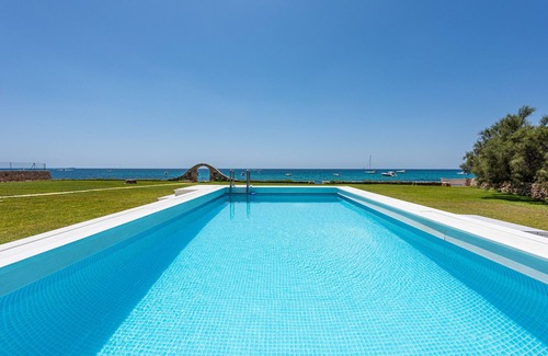 Marina di Felloniche Villa | Private beach access villa w/heated pool &jacuzzi