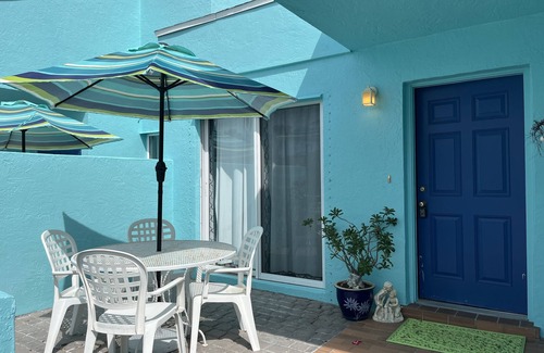 Golden Beach House | Private Beach 1 Minute Walk to Golden Beach