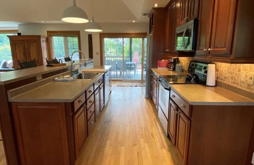 Wellington House | Private Beach, Hot Tub, A Vacay to Remember!