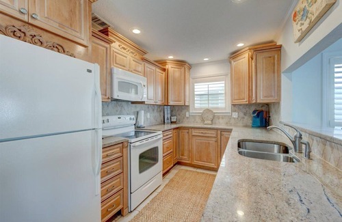 Holiday Isle Villa | Private Beach Villa! FREE BEACH CHAIRS, 5 pools, hot tubs, and Free Par 3 golf!