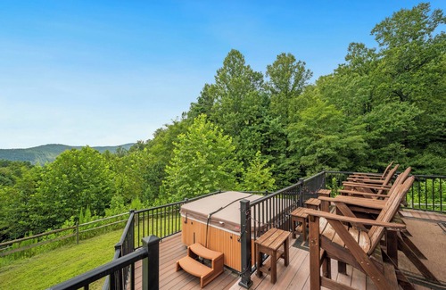 Ferguson Cabin | Private Cabin, Great Views, Hot Tub, WiFi, Fireplace