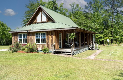 Jesup Cabin | Private Cabin on 40 acres! Fish-Hunt-Dog Friendly 2 Ponds, Fireplace, Secluded