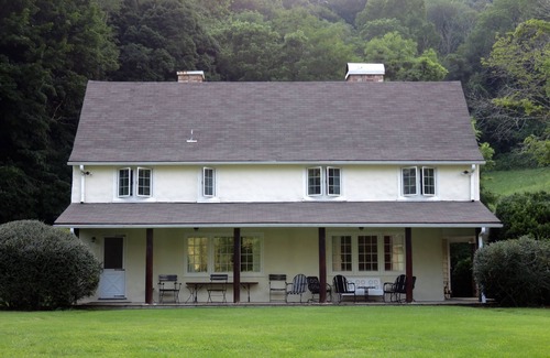 Valley Springs House | Private Carriage House Compound - Walking Distance to Downtown Hot Springs