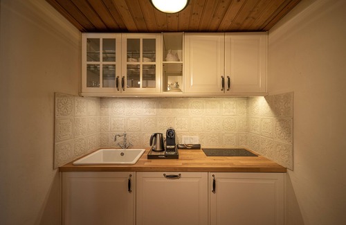 Schoenried Apartment | Private Chalet-ferienwohnung im Dachstock vom Hotel Alpenrose