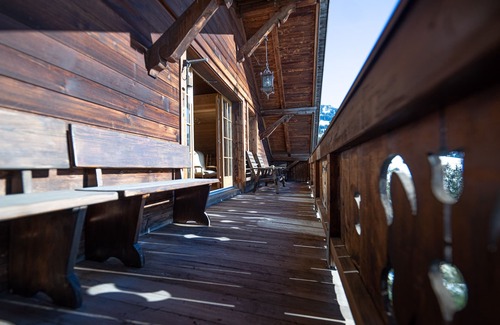 Schoenried Apartment | Private Chalet-ferienwohnung im Dachstock vom Hotel Alpenrose