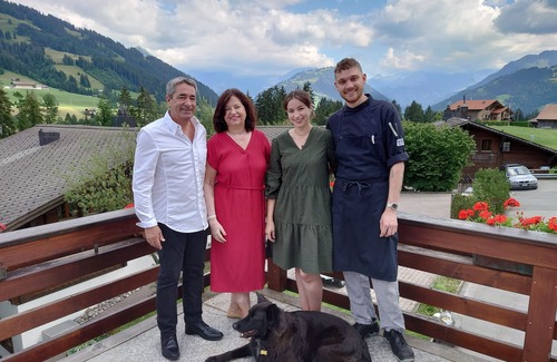Schoenried Apartment | Private Chalet-ferienwohnung im Dachstock vom Hotel Alpenrose