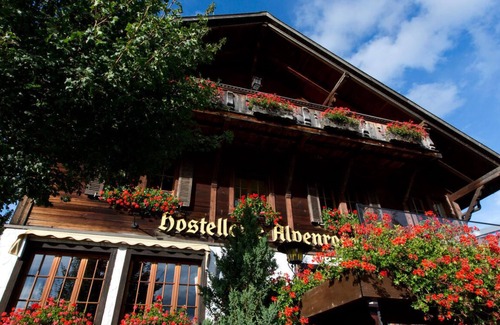Schoenried Apartment | Private Chalet-ferienwohnung im Dachstock vom Hotel Alpenrose